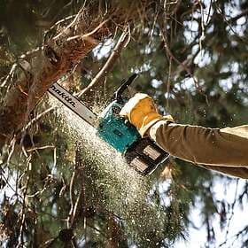 Makita DUC256 Twin 18v LXT Cordless Brushless Top Handle Chainsaw 250mm 2 x 5ah 