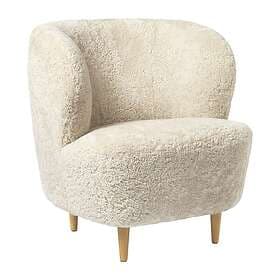 GUBI Stay lounge chair small loungefåtölj Fårskinn Moonlight-lackad ek