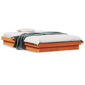 vidaXL Sängram med LED vaxad brun 135x190 cm massiv furu